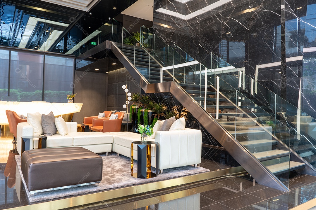 Sala de estar branca com janela de sofá de Condomínio Luxo e soma