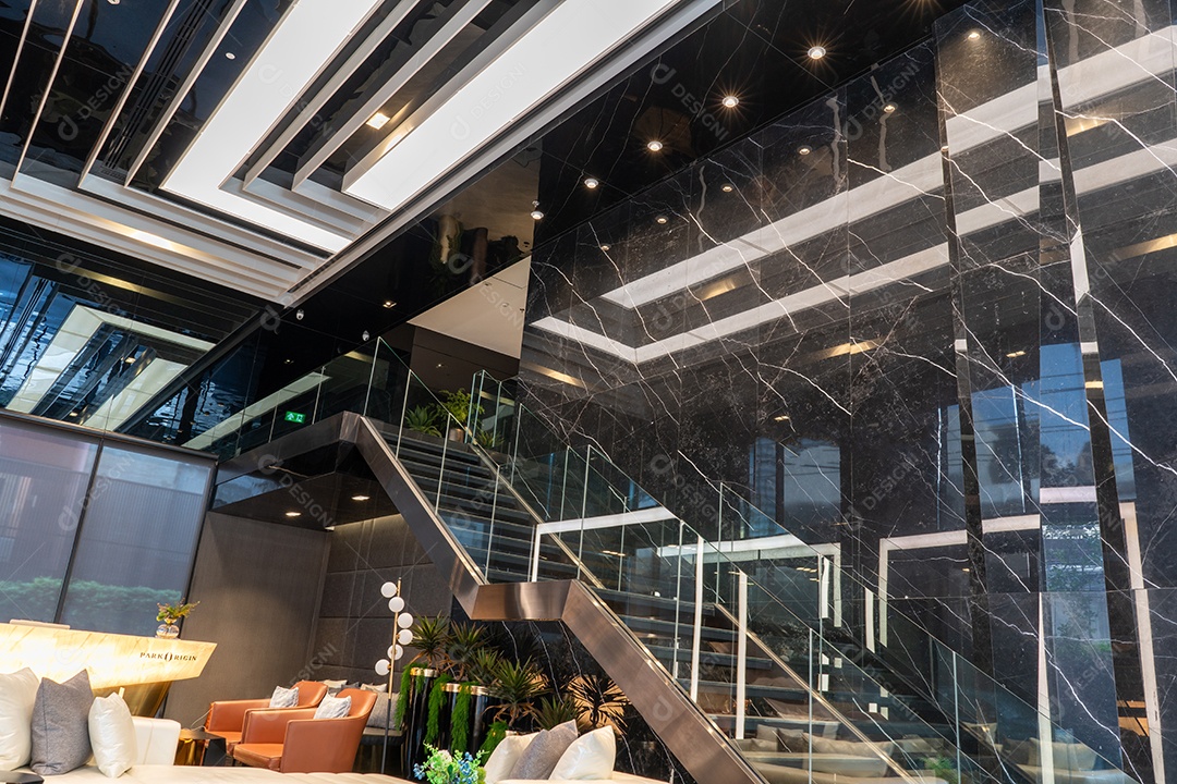 Sala de estar branca com janela de sofá de Condomínio Luxo e soma