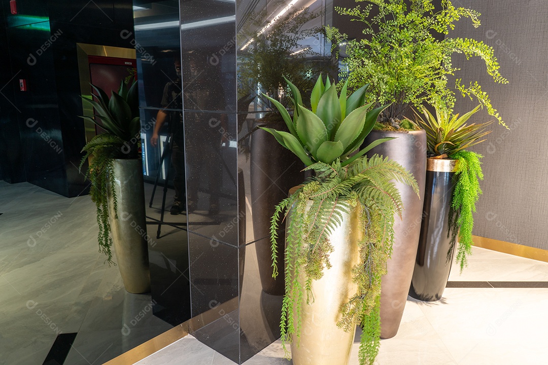 Sala de estar branca com janela de sofá de Condomínio Luxo e soma