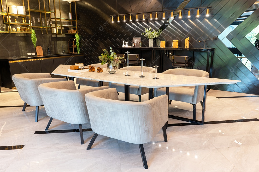 Sala de estar branca com janela de sofá de Condomínio Luxo e soma