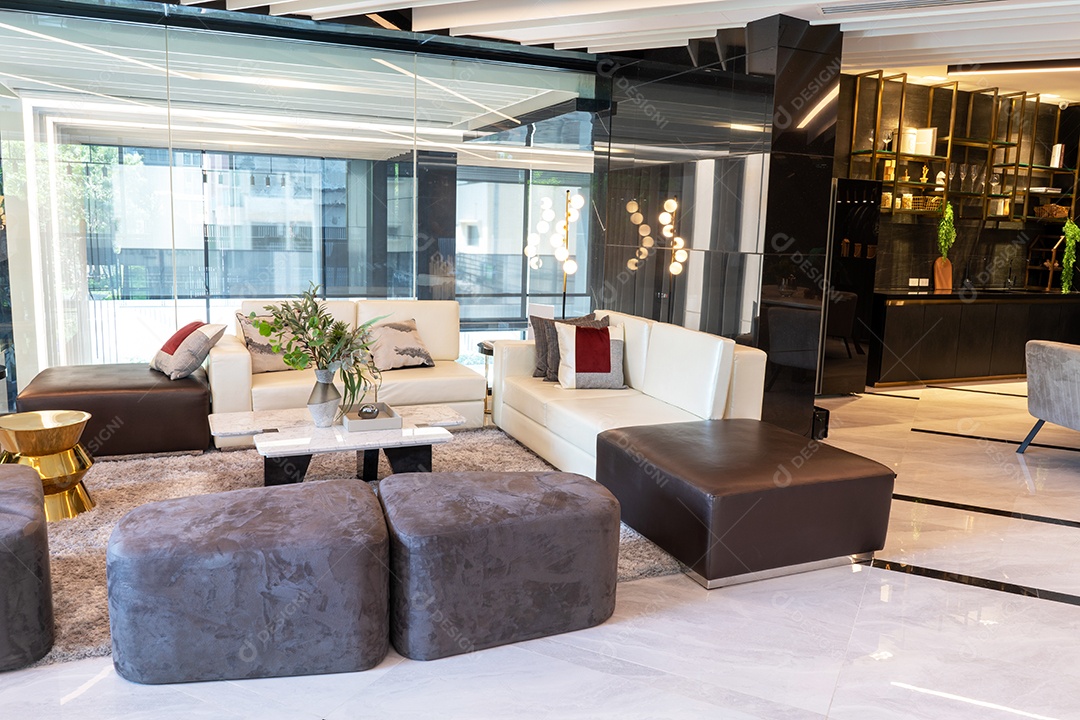 Sala de estar branca com janela de sofá de Condomínio Luxo e soma