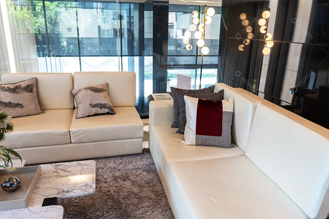 Sala de estar branca com janela de sofá de Condomínio Luxo e soma