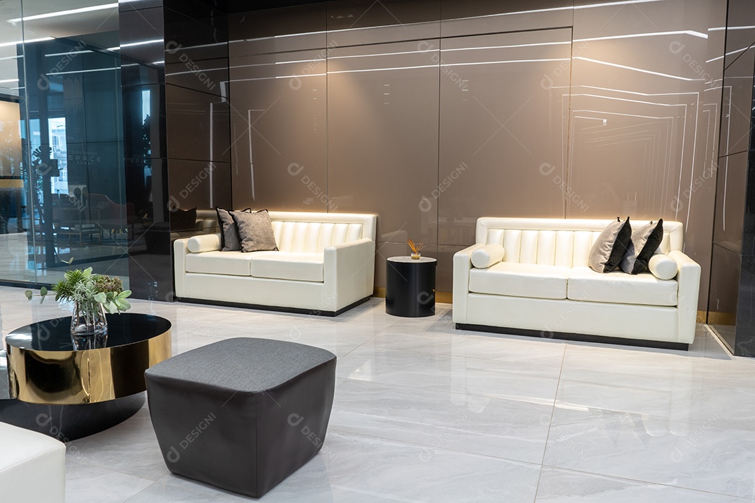 Sala de estar branca com janela de sofá de Condomínio Luxo e soma