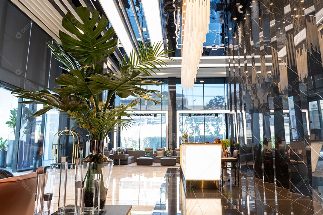 Sala de estar branca com janela de sofá de Condomínio Luxo e soma