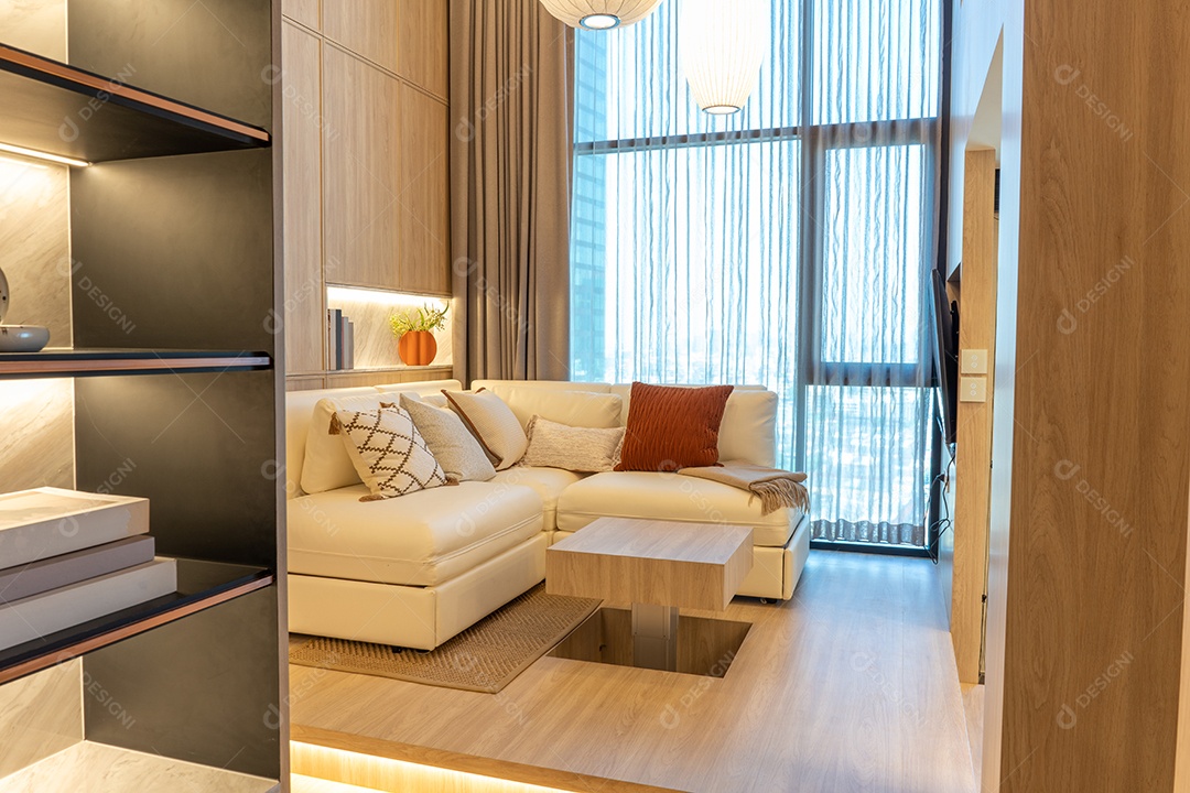 Sala de estar branca com janela de sofá de Condomínio Luxo e soma