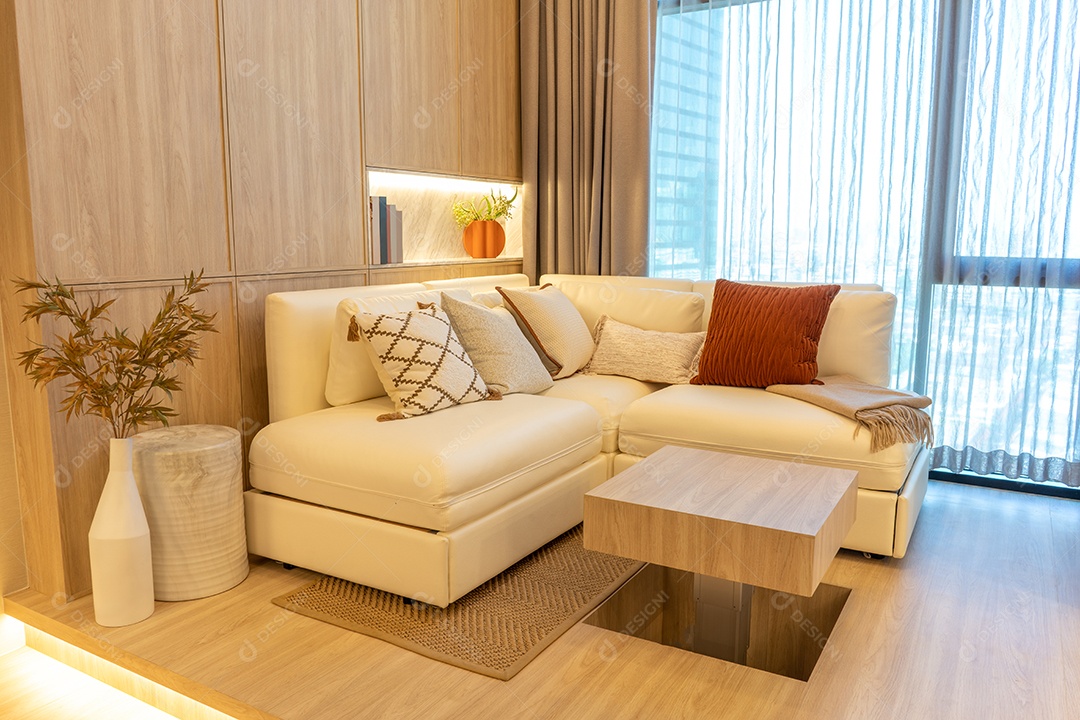 Sala de estar branca com janela de sofá de Condomínio Luxo e soma