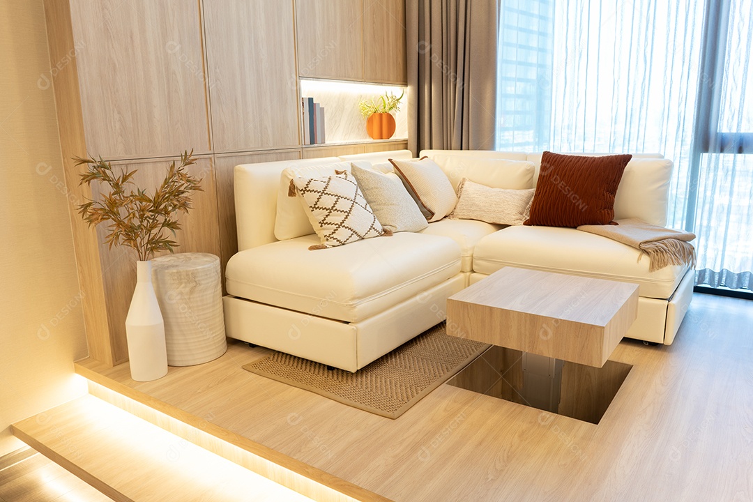 Sala de estar branca com janela de sofá de Condomínio Luxo e soma