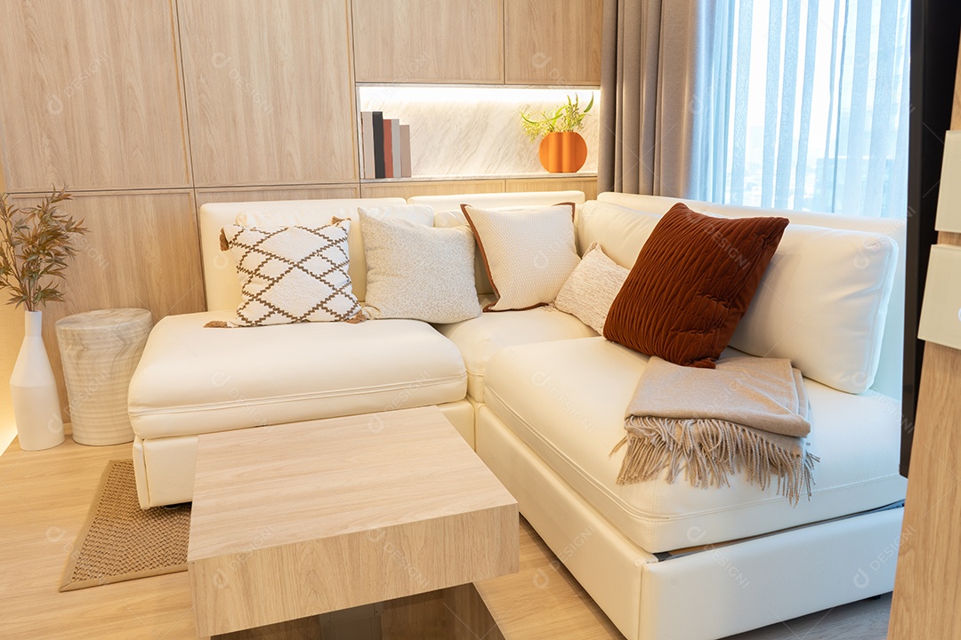 Sala de estar branca com janela de sofá de Condomínio Luxo e soma