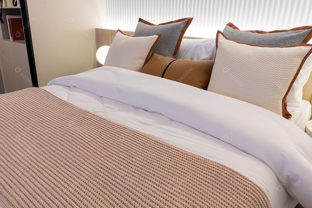 decoração de almofadas brancas na cama no interior do quarto. Interior do quarto da cama com lâmpadas