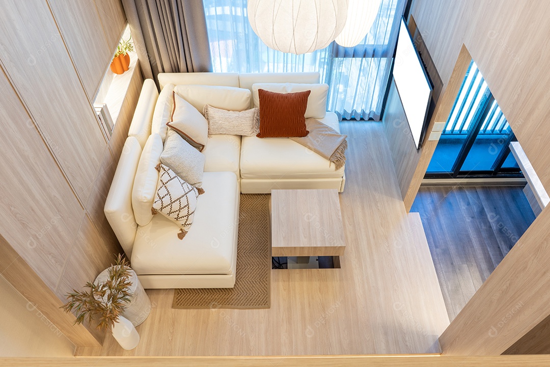 Sala de estar branca com janela de sofá de Condomínio Luxo e soma