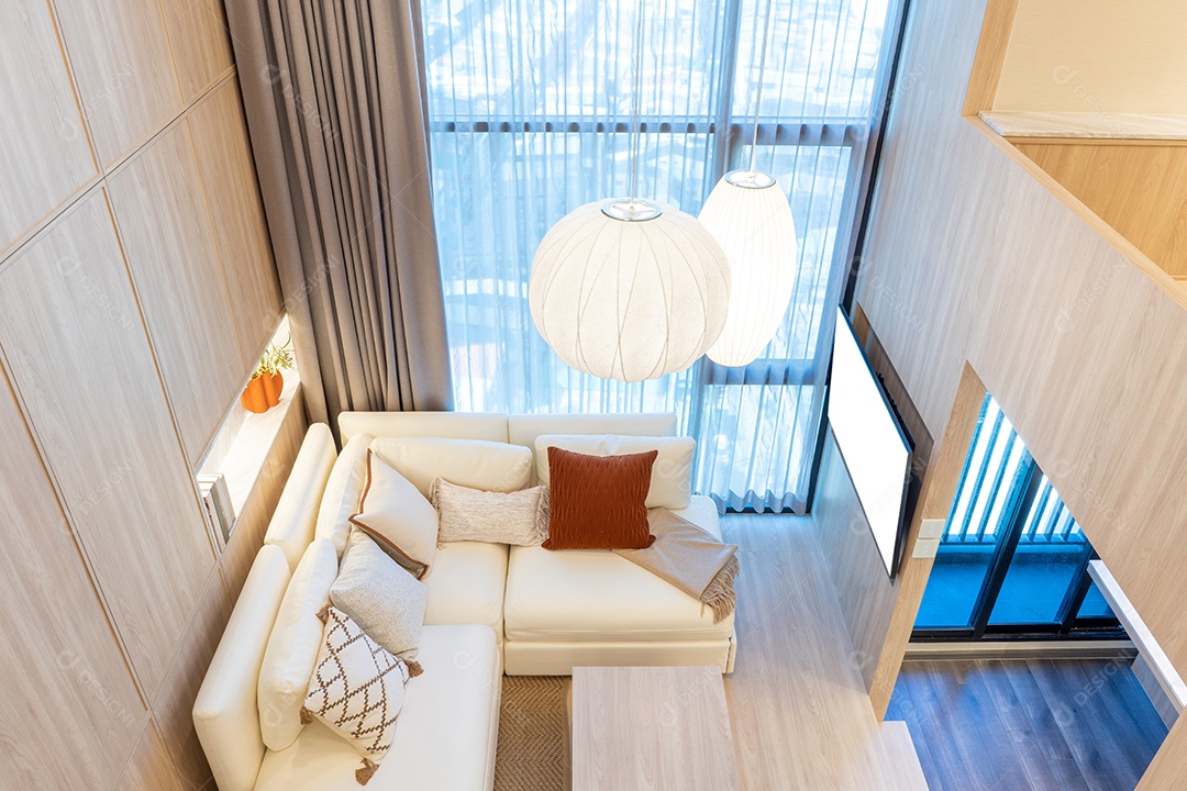 Sala de estar branca com janela de sofá de Condomínio Luxo e soma