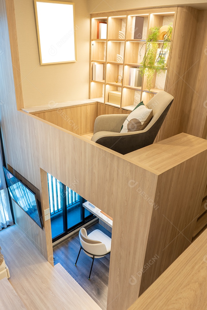 Sala de estar branca com janela de sofá de Condomínio Luxo e soma