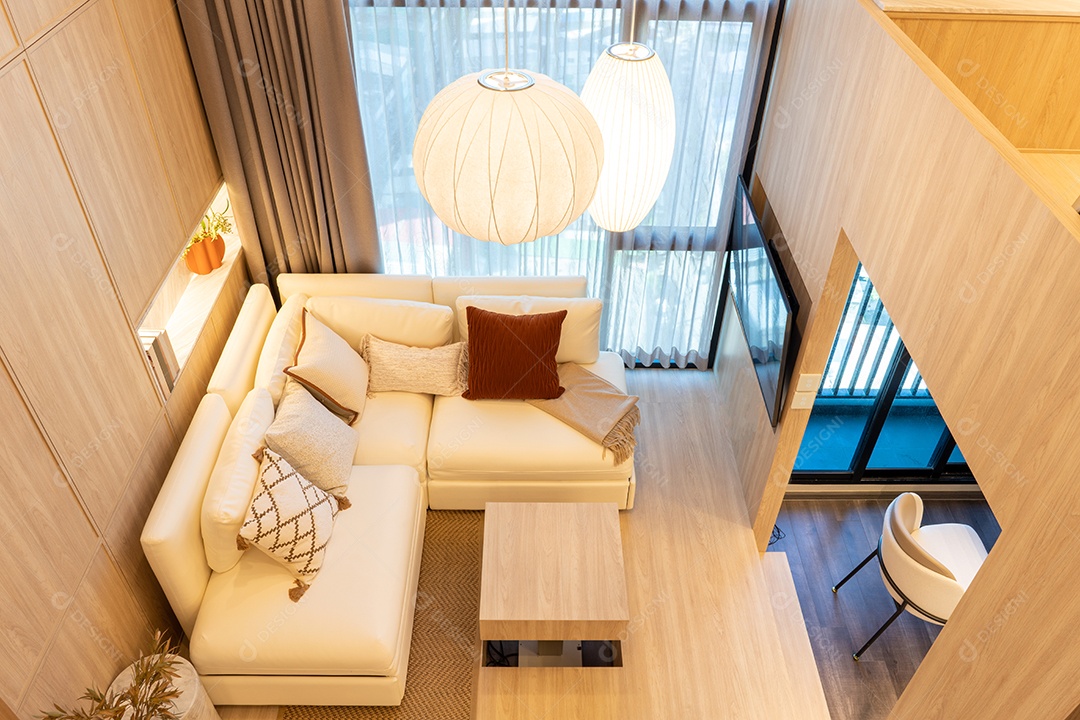 Sala de estar branca com janela de sofá de Condomínio Luxo e soma