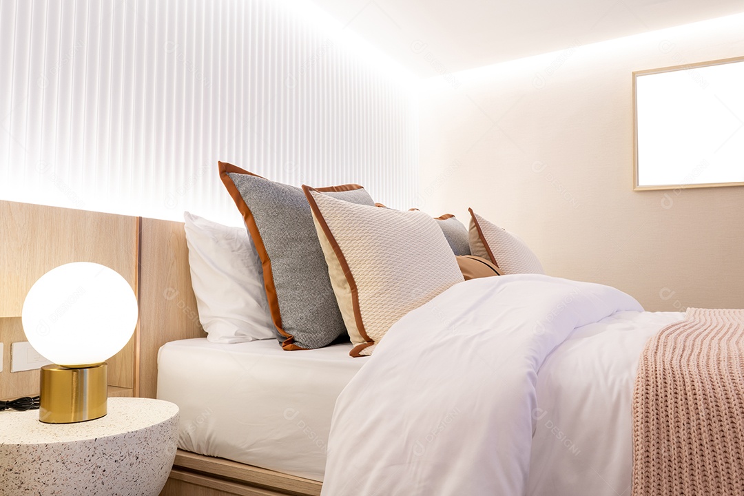 decoração de almofadas brancas na cama no interior do quarto. Cama quarto