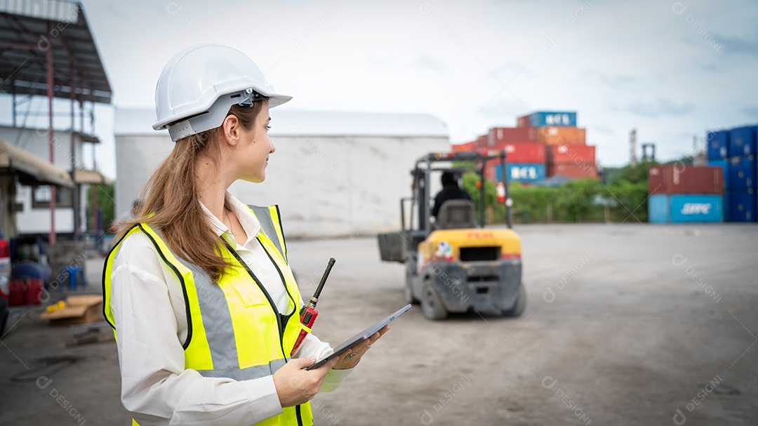 Empilhadeira de controle de capataz feminina carrega o carro Big Wheel of Containers