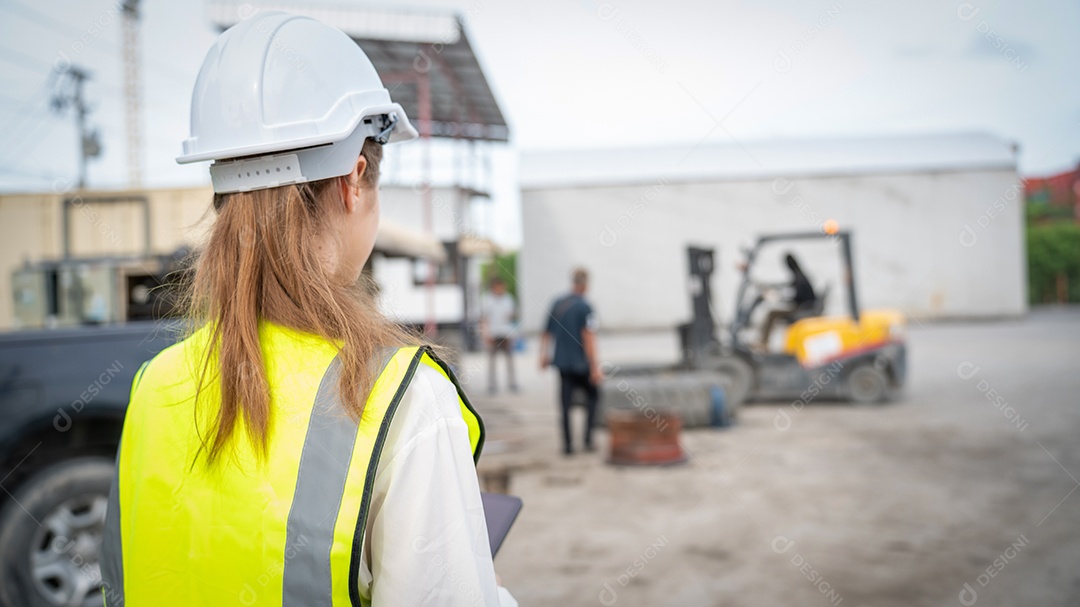 Empilhadeira de controle de capataz feminina carrega o carro Big Wheel of Containers