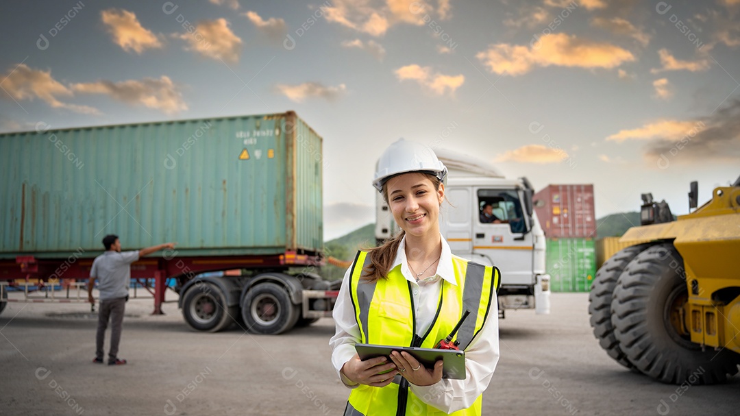 Empilhadeira de controle de contramestre de mulher carregando carga de contêineres