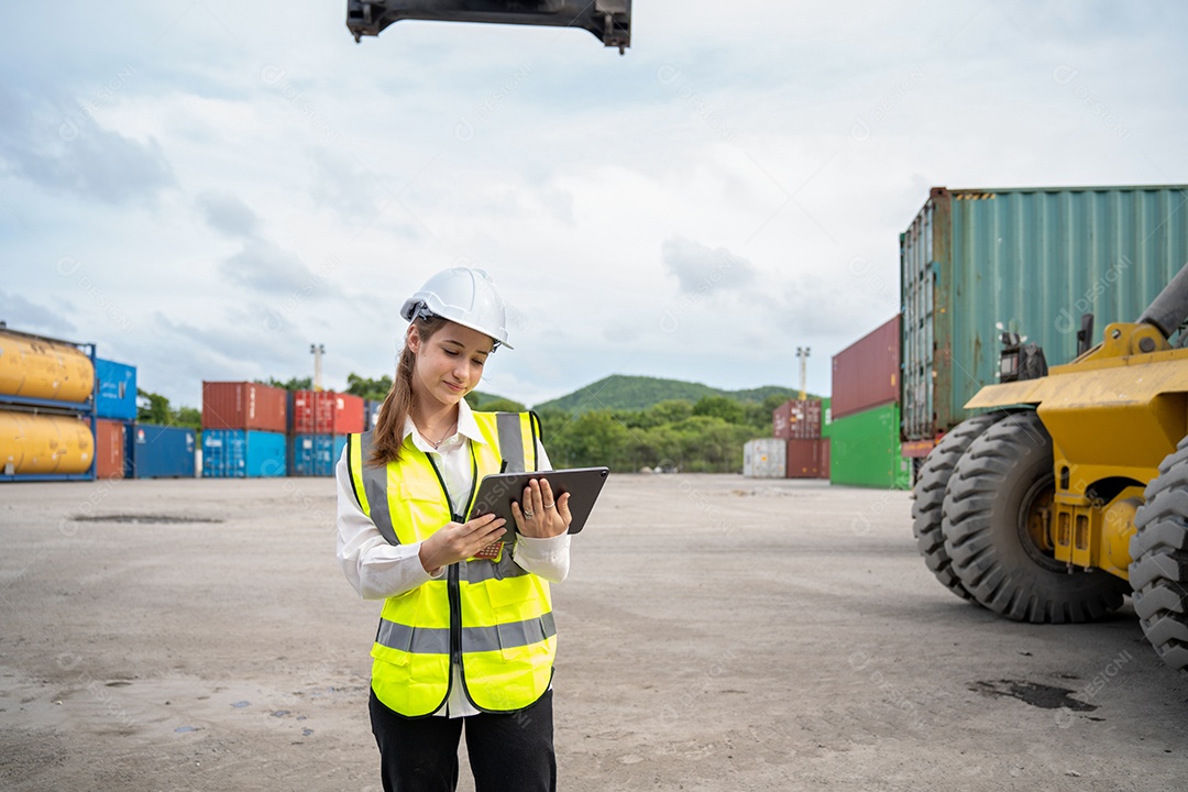 Empilhadeira de controle de contramestre de mulher carregando carga de contêineres