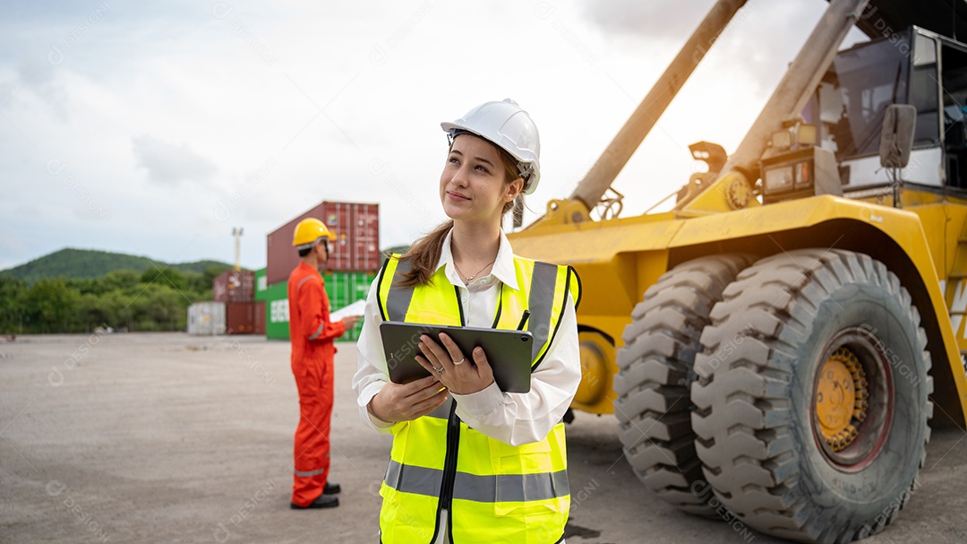 Empilhadeira de controle de contramestre de mulher carregando carga de contêineres