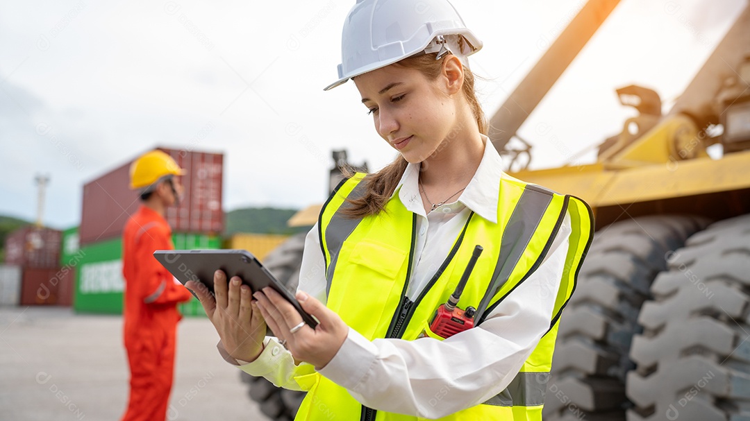 Empilhadeira de controle de contramestre de mulher carregando carga de contêineres