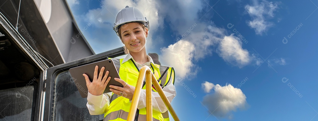 O capataz feminino fica na verificação de empilhadeira de carga de contêiner de empilhadeira ou inspeciona e controla o serviço