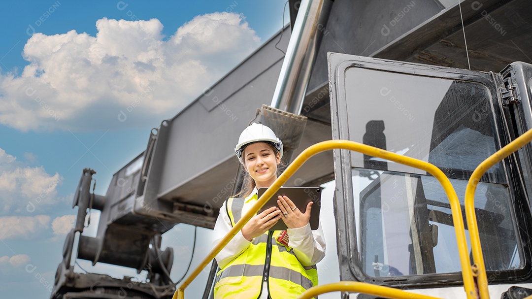 O capataz feminino fica na verificação de empilhadeira de carga de contêiner de empilhadeira ou inspeciona e controla o serviço