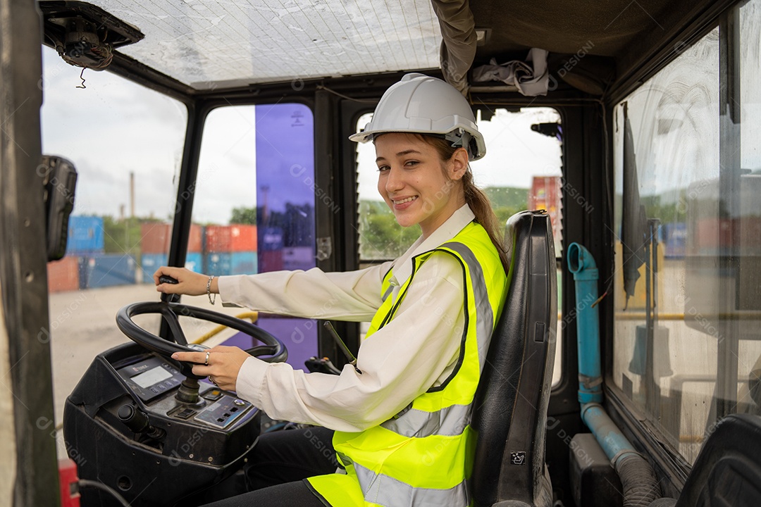 Feminino Foreman Dirija uma empilhadeira de carga de contêiner de empilhadeira