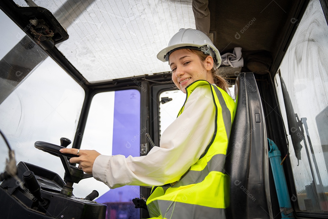 Feminino Foreman Dirija uma empilhadeira de carga de contêiner de empilhadeira