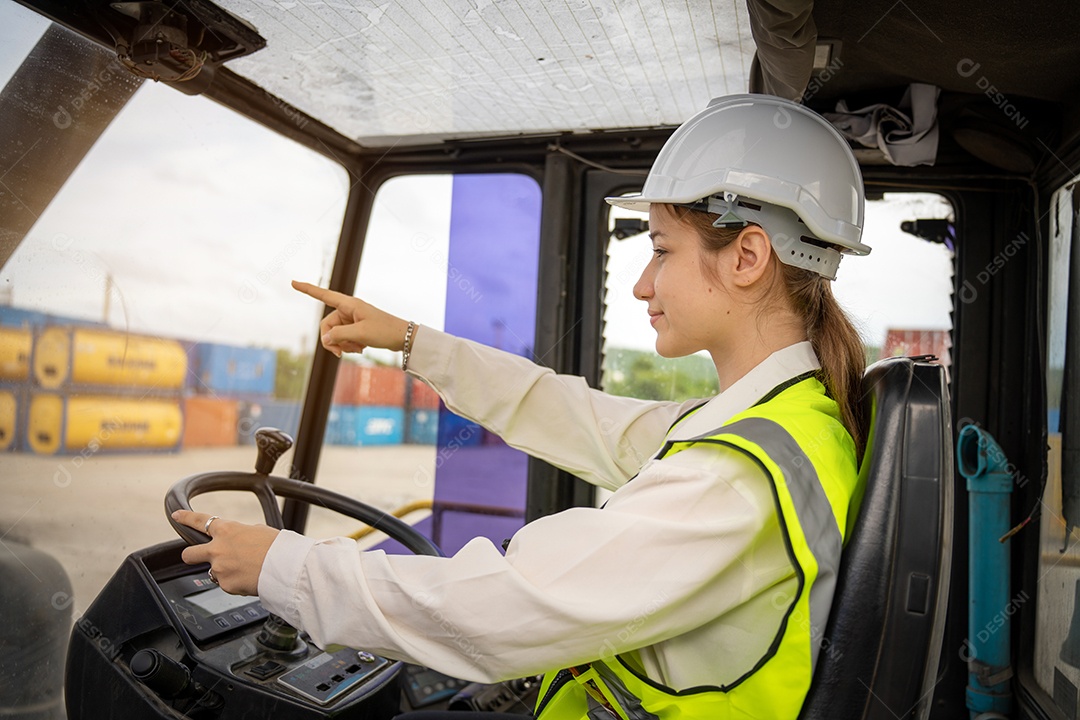 Feminino Foreman Dirija uma empilhadeira de carga de contêiner de empilhadeira