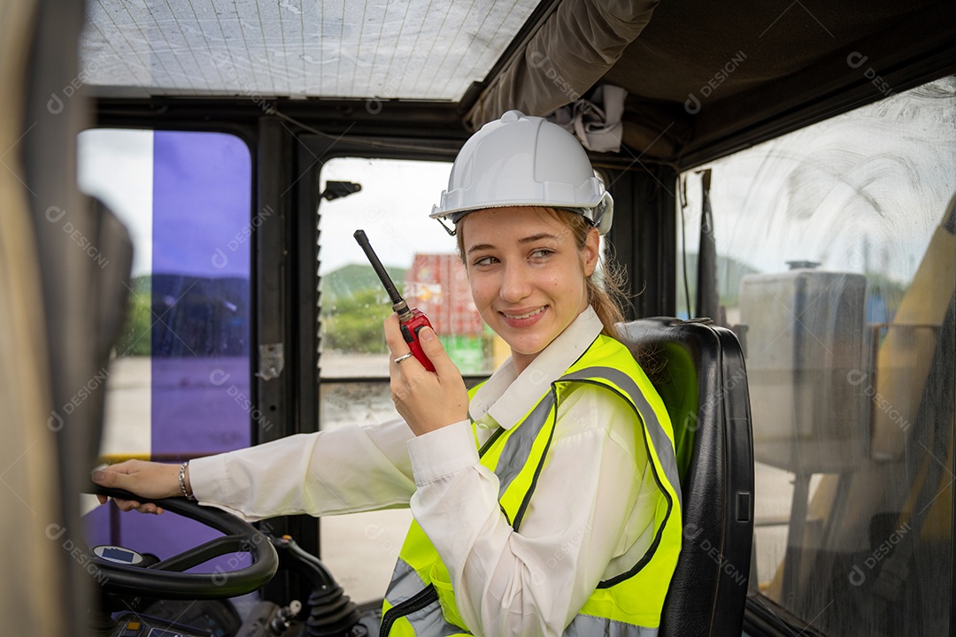 Feminino Foreman Dirija uma empilhadeira de carga de contêiner de empilhadeira