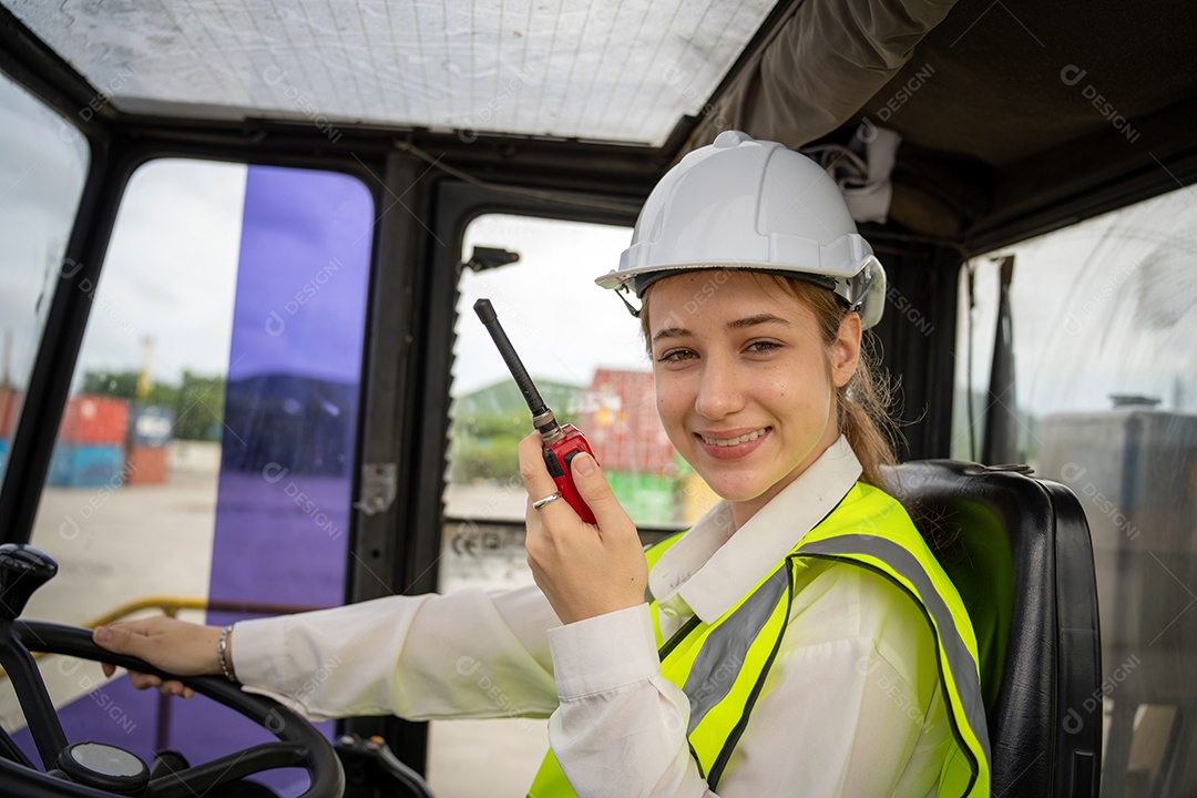 Feminino Foreman Dirija uma empilhadeira de carga de contêiner de empilhadeira