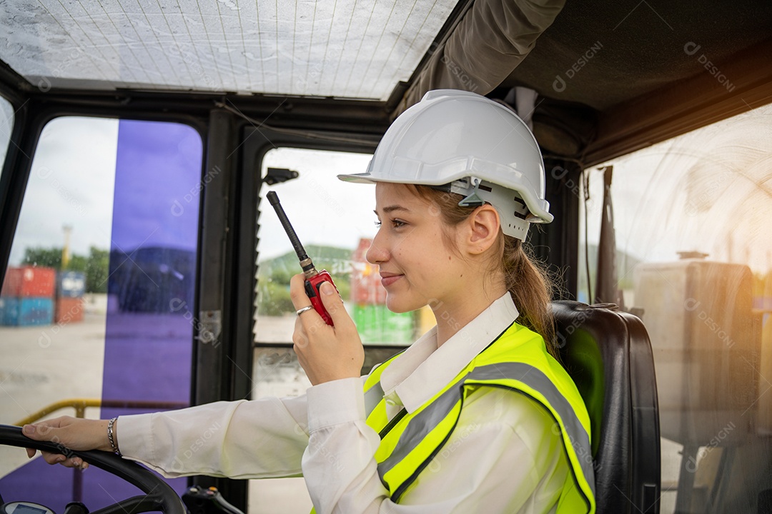 Feminino Foreman Dirija uma empilhadeira de carga de contêiner de empilhadeira