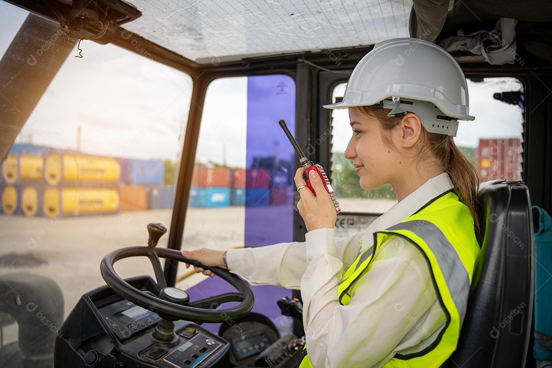 Feminino Foreman Dirija uma empilhadeira de carga de contêiner de empilhadeira