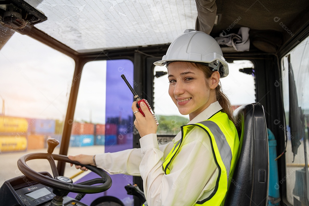 O capataz feminino fica na verificação de empilhadeira de carga de contêiner de empilhadeira ou inspeciona e controla o serviço