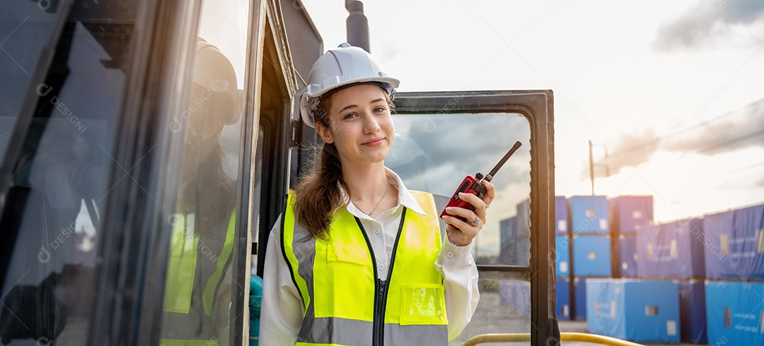 Foreman feminino fica na empilhadeira de carga de contêiner de empilhadeira