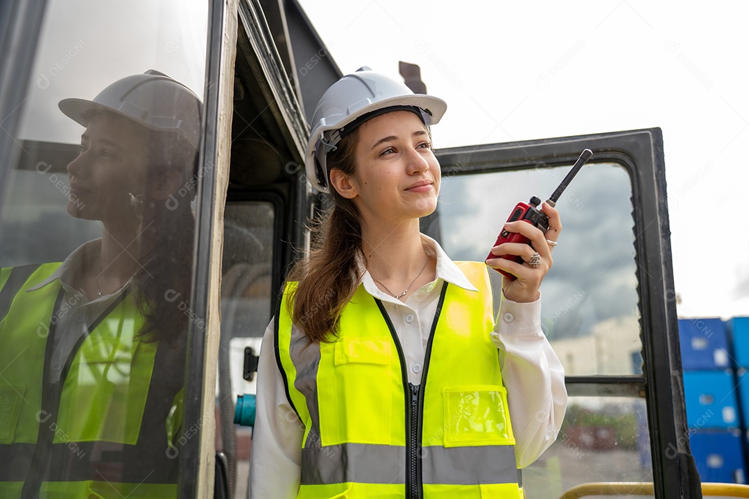 Feminino Foreman Dirija uma empilhadeira de carga de contêiner de empilhadeira