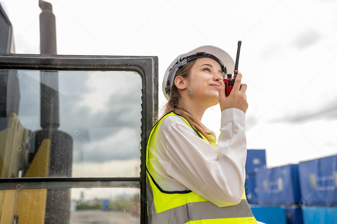 Foreman feminino fica na empilhadeira de carga de contêiner de empilhadeira