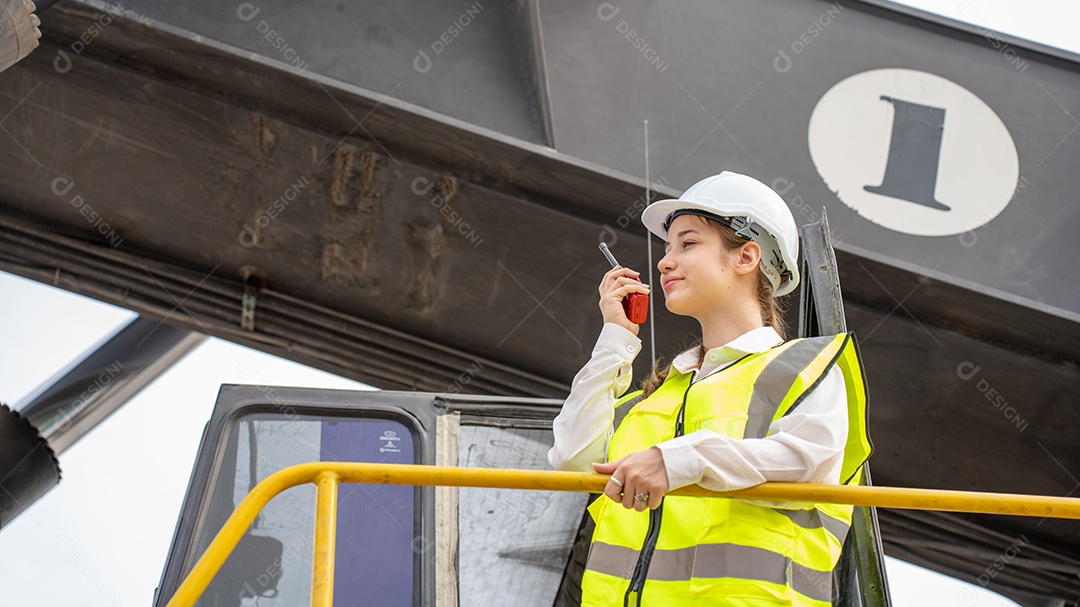 Foreman feminino fica na empilhadeira de carga de contêiner de empilhadeira