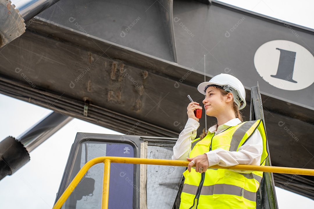 Foreman feminino fica na empilhadeira de carga de contêiner de empilhadeira