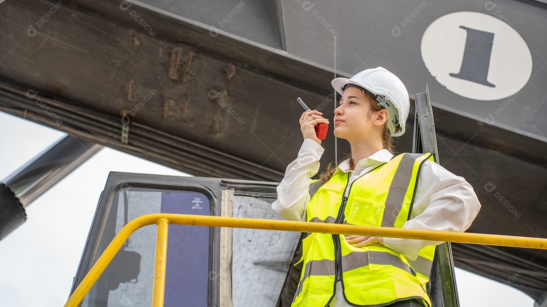 Foreman feminino fica na empilhadeira de carga de contêiner de empilhadeira