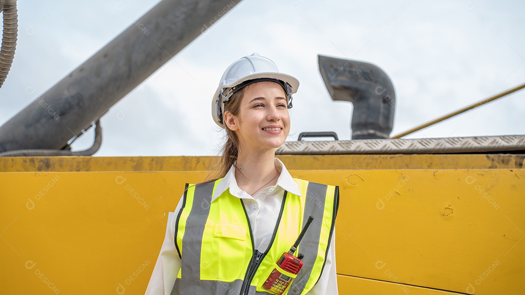 Contramestre da mulher sorri ao lado da empilhadeira de carga no armazém