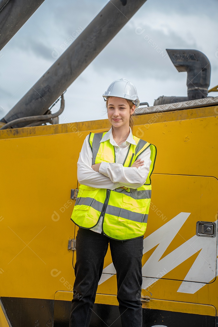 Contramestre da mulher sorri ao lado da empilhadeira de carga no armazém