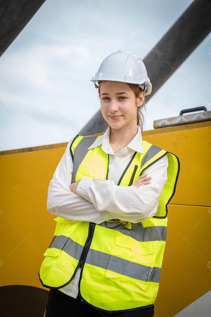 Contramestre da mulher sorri ao lado da empilhadeira de carga no armazém