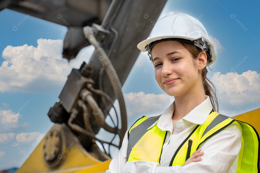 Contramestre da mulher sorri ao lado da empilhadeira de carga no armazém