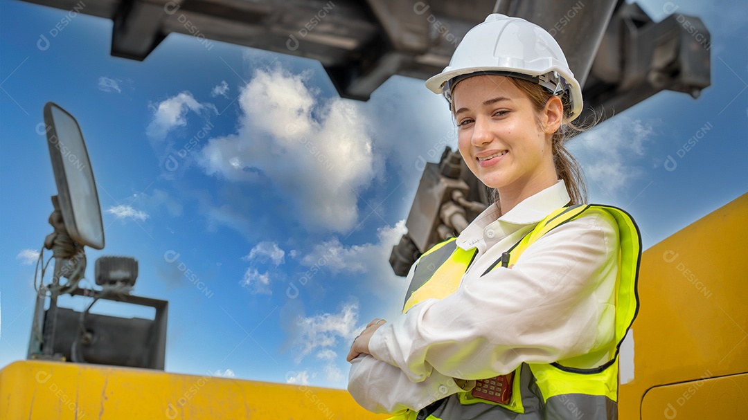 O contramestre da mulher sorri ao lado da empilhadeira de carga no armazém