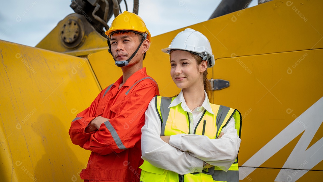 Gerente de mulher e formador sorriem ao lado da empilhadeira de carga em mercadorias