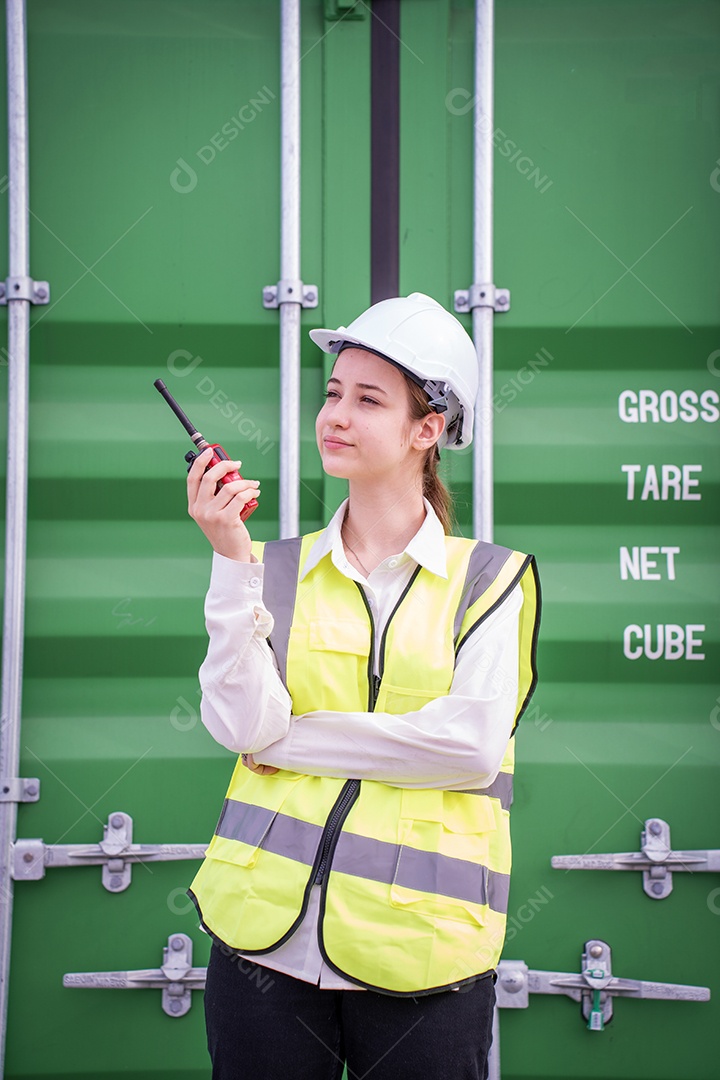 Foreman feminino fica na frente da carga do contêiner