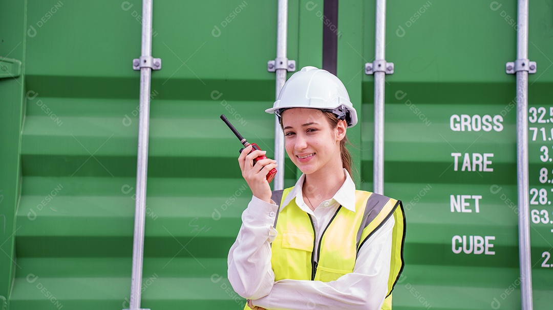 O contramestre da mulher sorri o polegar para cima ao lado da empilhadeira