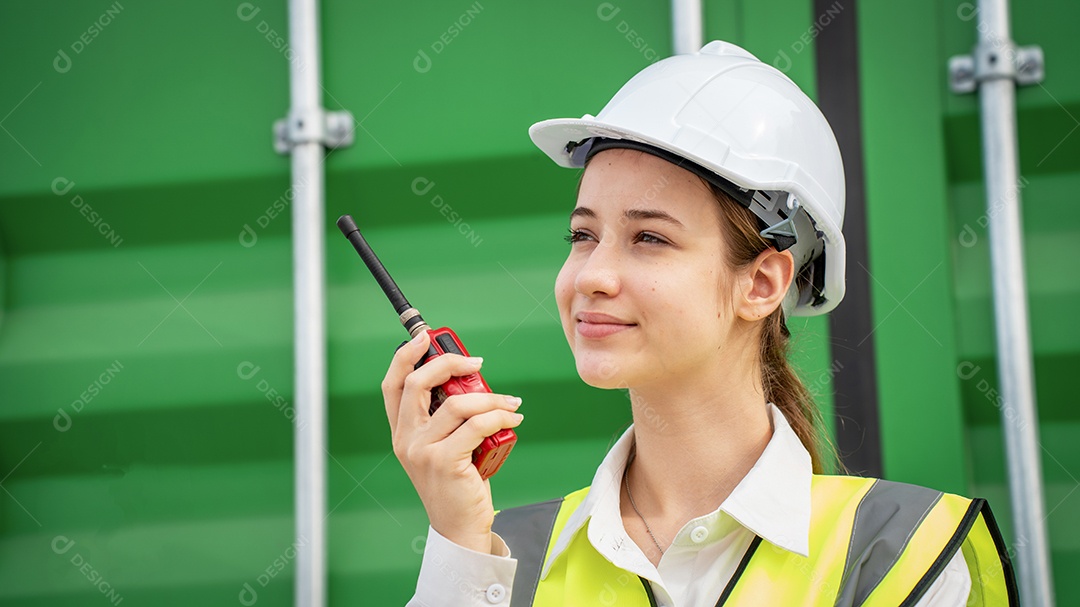 O contramestre da mulher sorri o polegar para cima ao lado da empilhadeira