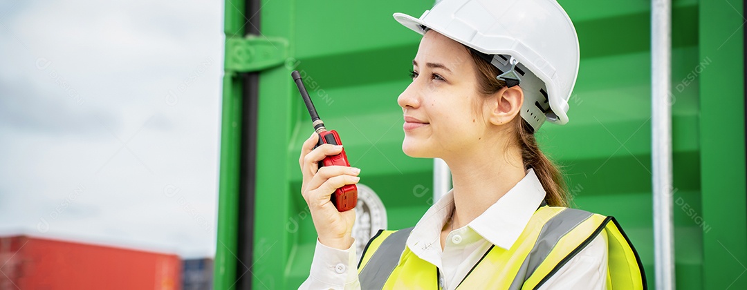 O contramestre da mulher sorri o polegar para cima ao lado da empilhadeira